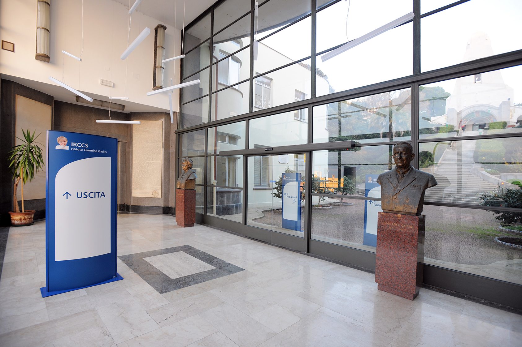Gerolamo and Lorenza Gaslini busts, Istituto Gaslini, Genoa - 01.jpg